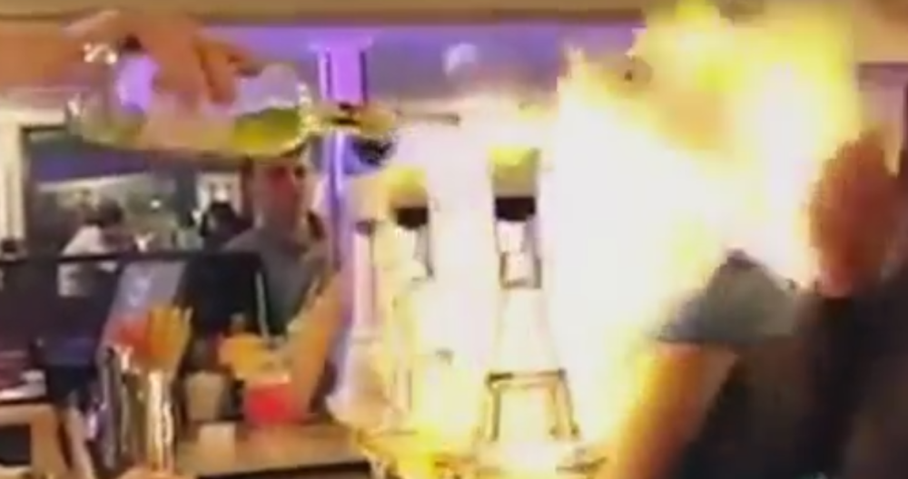 Barmen zapalio mušteriju! (UZNEMIRUJUĆI VIDEO)