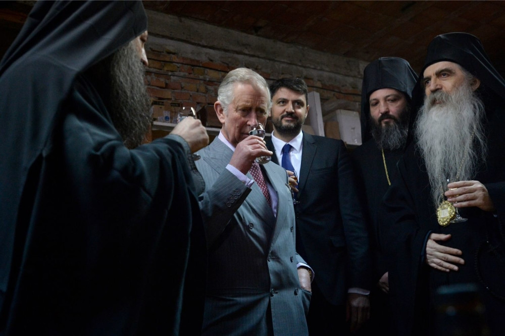 Čarls probao manastirsku rakiju