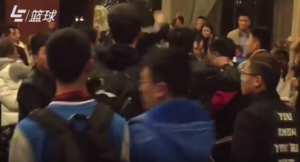 Žestoka tuča navijača i košarkaša (VIDEO)