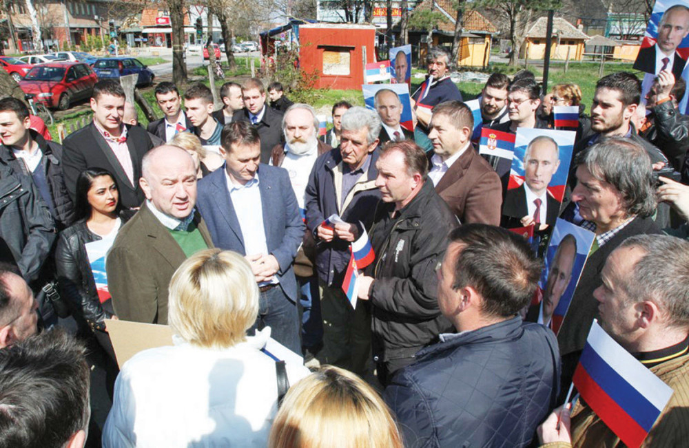 Popovića dočekali sa Putinovim slikama!