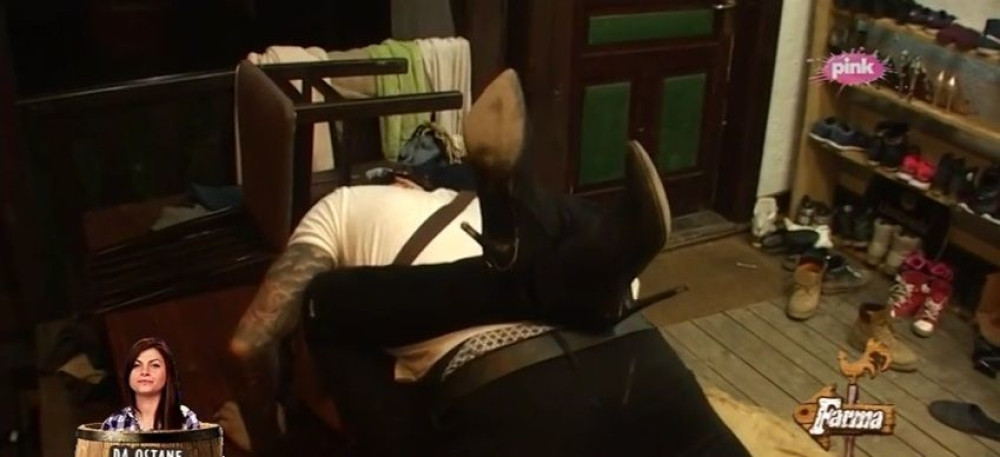 Novi seks,i to sa šeširom! (VIDEO)