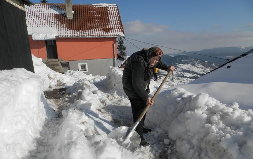 Hranu čuvaju u dubokom snegu