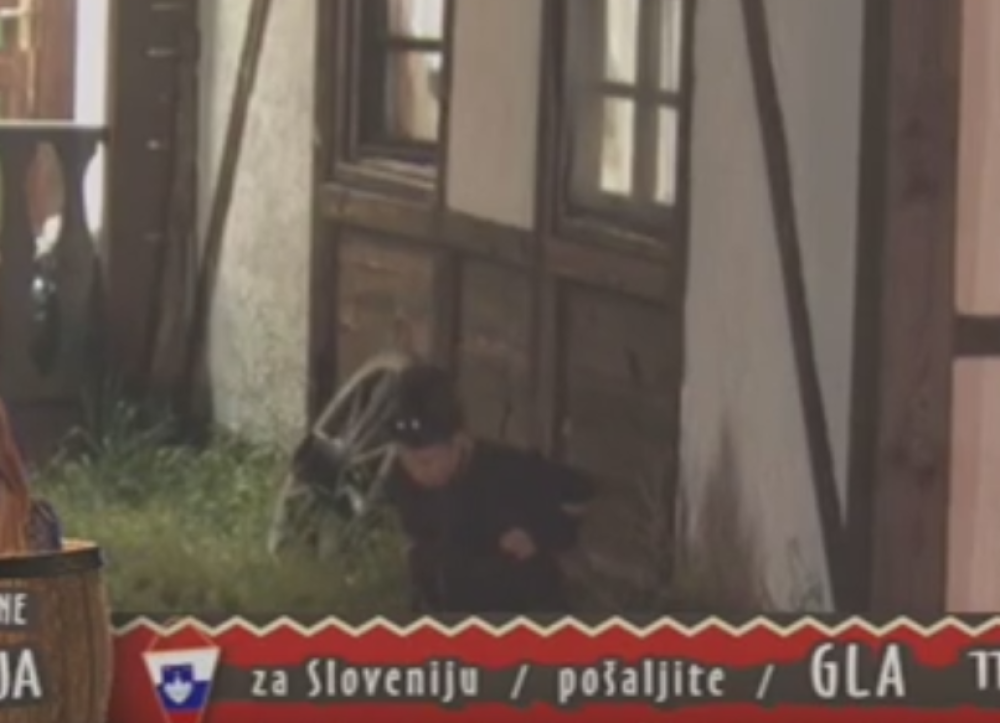 Goga vrši nuždu ispred kuće! (VIDEO)