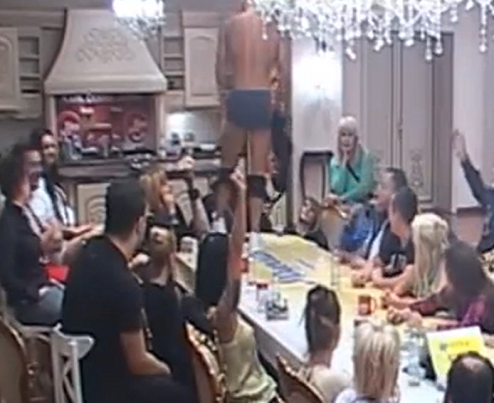 Dejan izveo striptiz tačku za Brendona! (VIDEO)