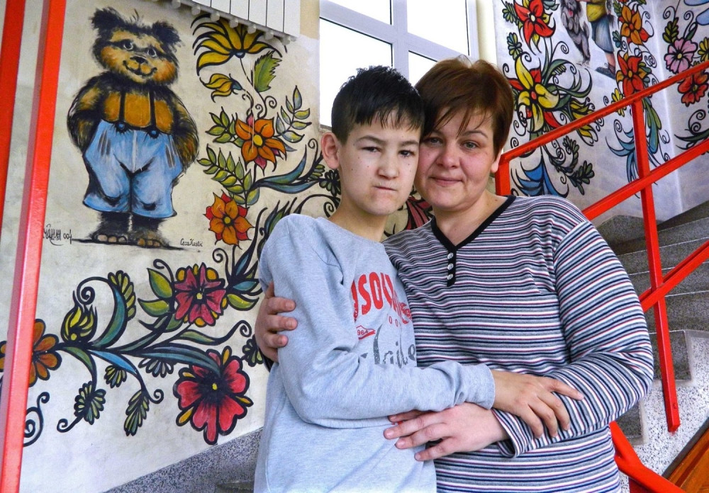 Majka tresla pod da dopre do sina