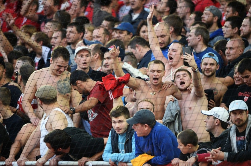 Is*ao se usred publike među 30.000 navijača! (VIDEO)