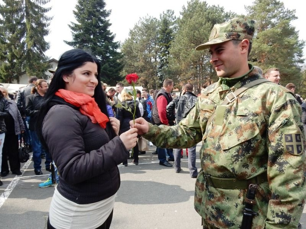 Rado Srbi idu u vojnike!