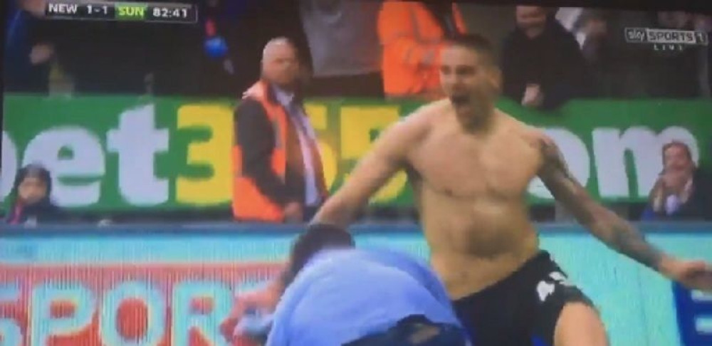 Mitrovića umalo povredio navijač (VIDEO)