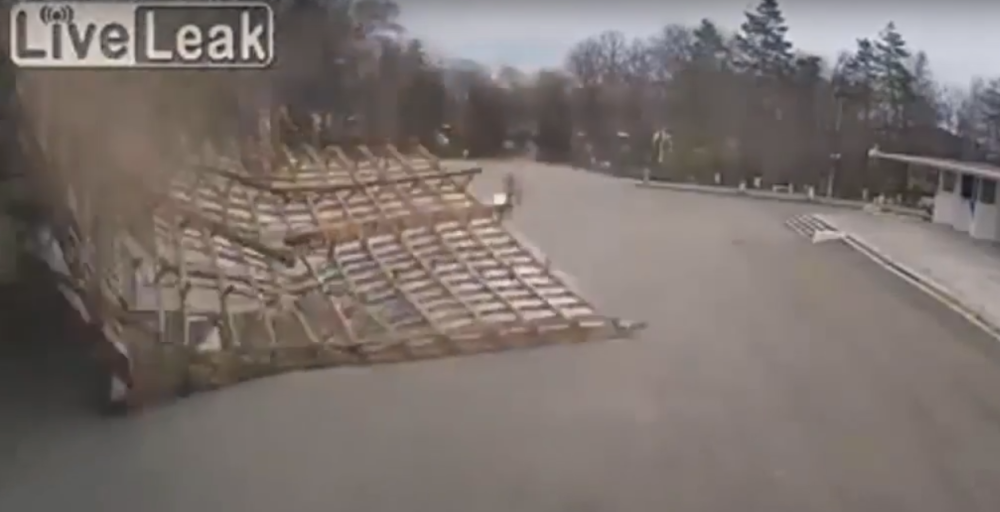 Krov zgrade umalo ubio majku i dete! (VIDEO)