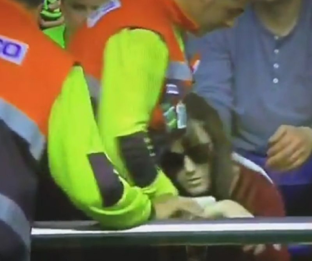 Mesi slomio ruku navijačici?! (VIDEO)