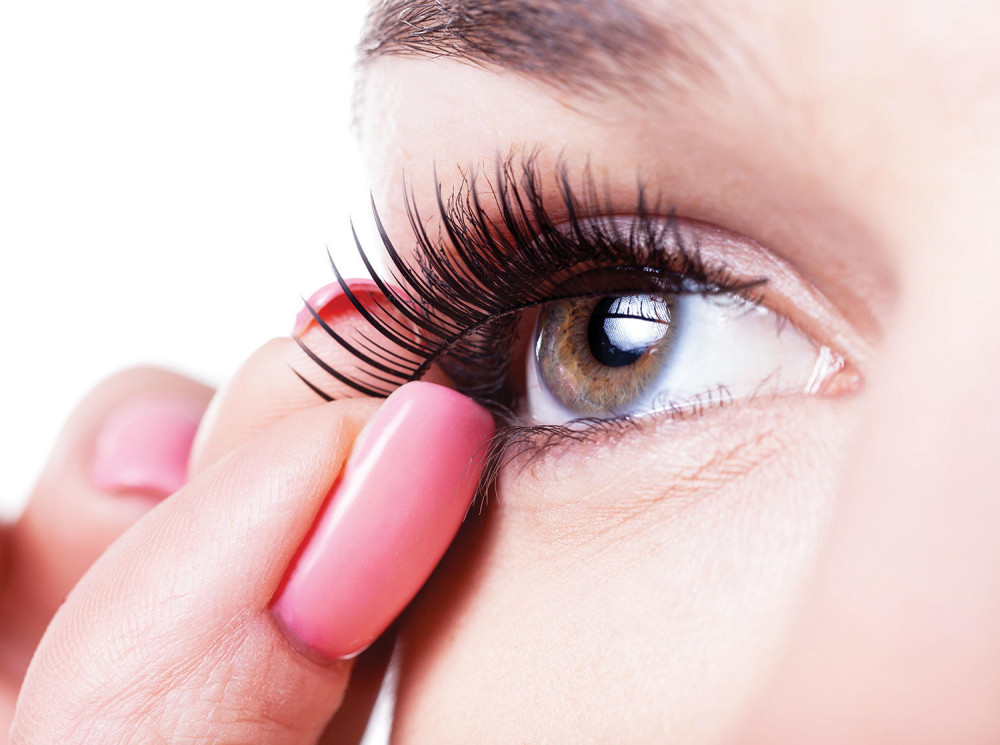 Pomoću ova tri saveta lako, bez problema i posledica stavi veštačke trepavice! (VIDEO)