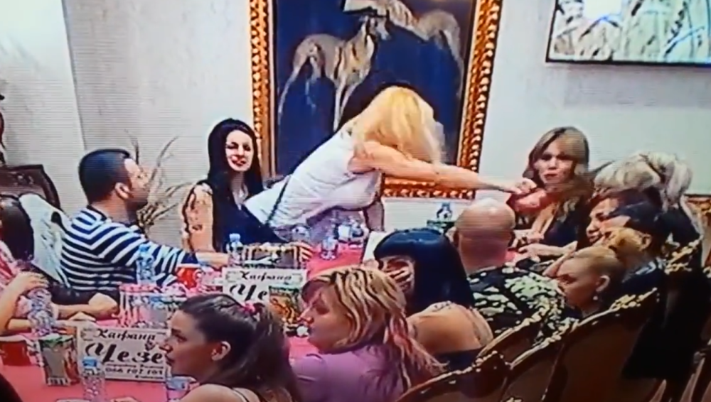 Slađa polila Vesnu vrelom kafom! (VIDEO)