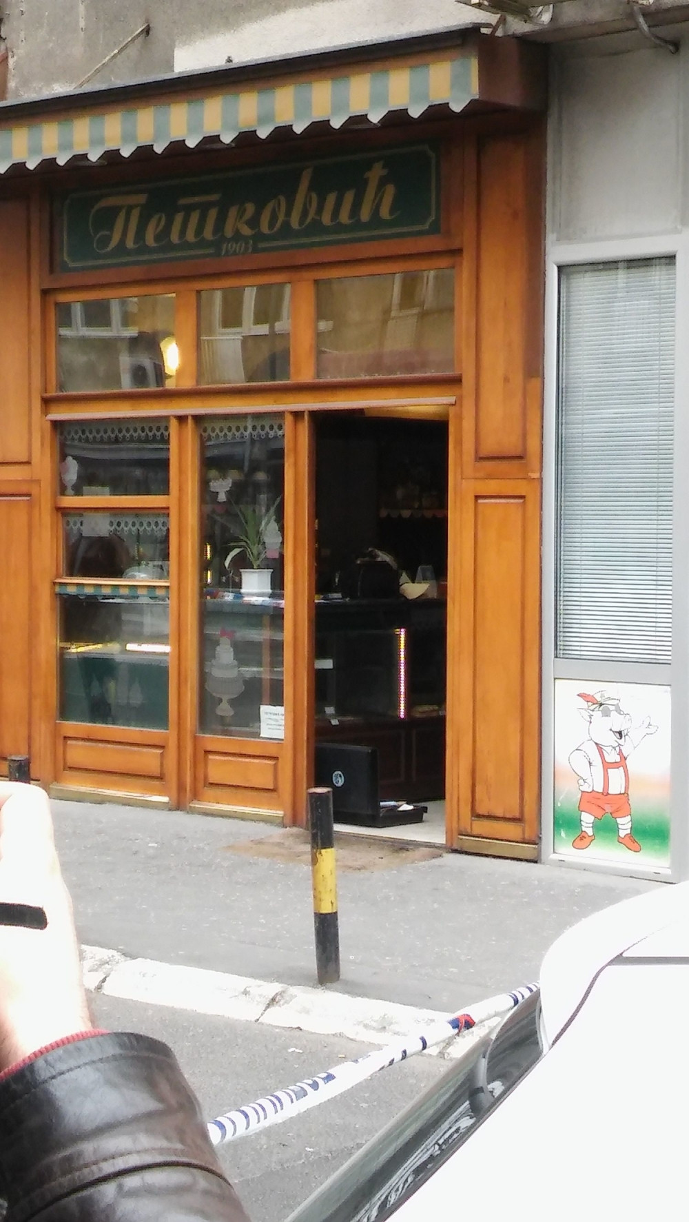 Razneo se bombom u poslastičarnici (FOTO)