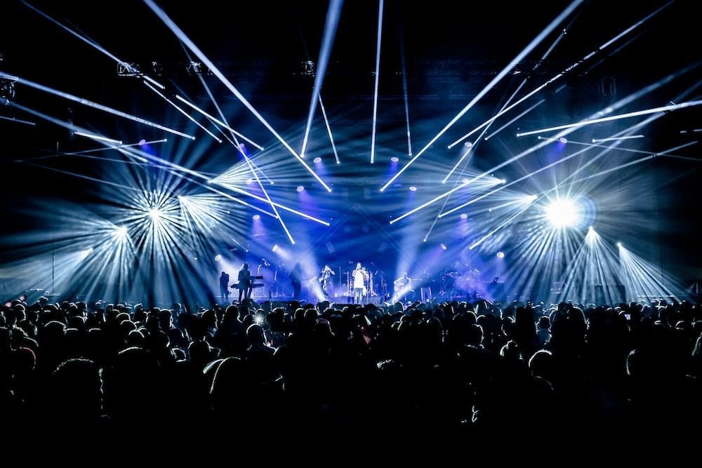 Mensona usred koncerta preklještila konstrukcija na bini!