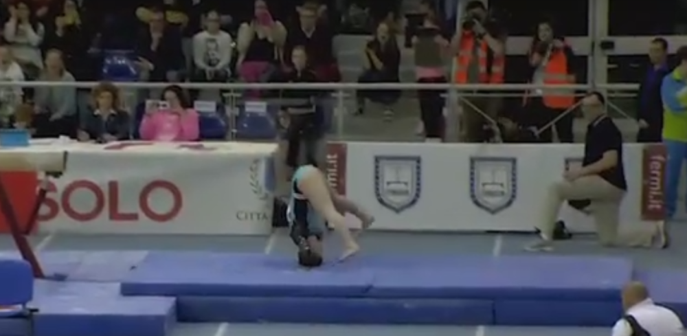 Gimnastičarka umalo slomila vrat! (VIDEO)