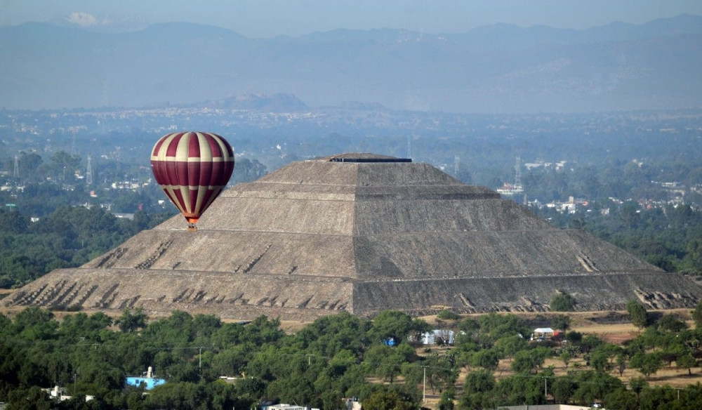 Balon udario u drvo!