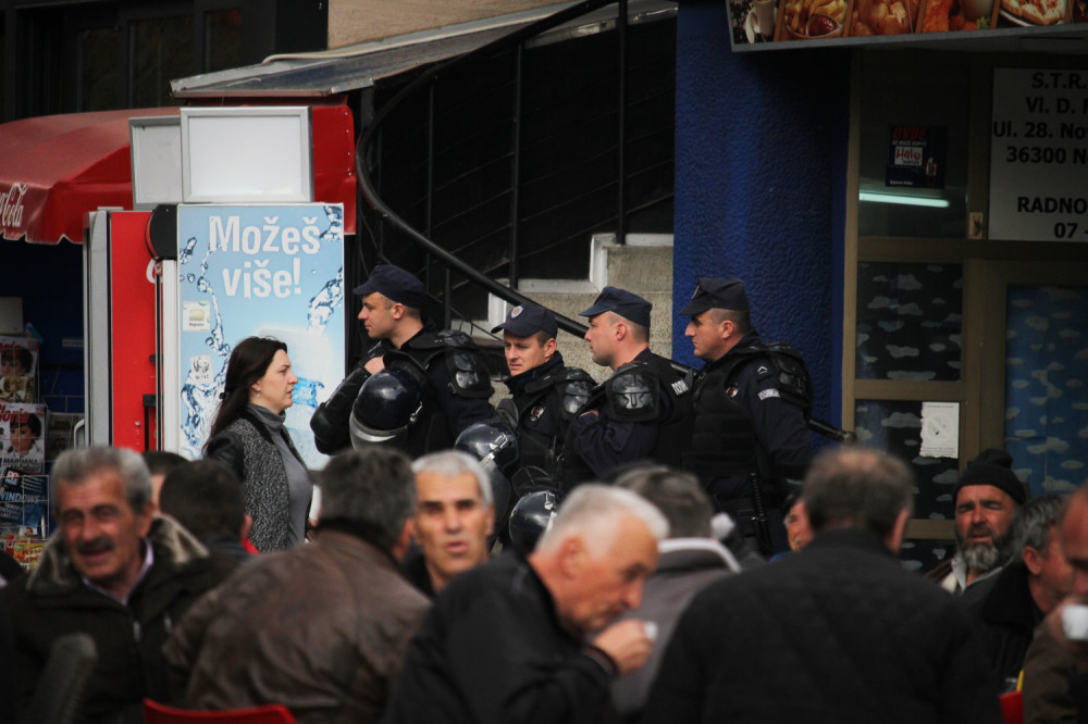 Sa detetom u rukama stala na terasu, interventna patrola čekala pred zgradom, Ivana na kraju...