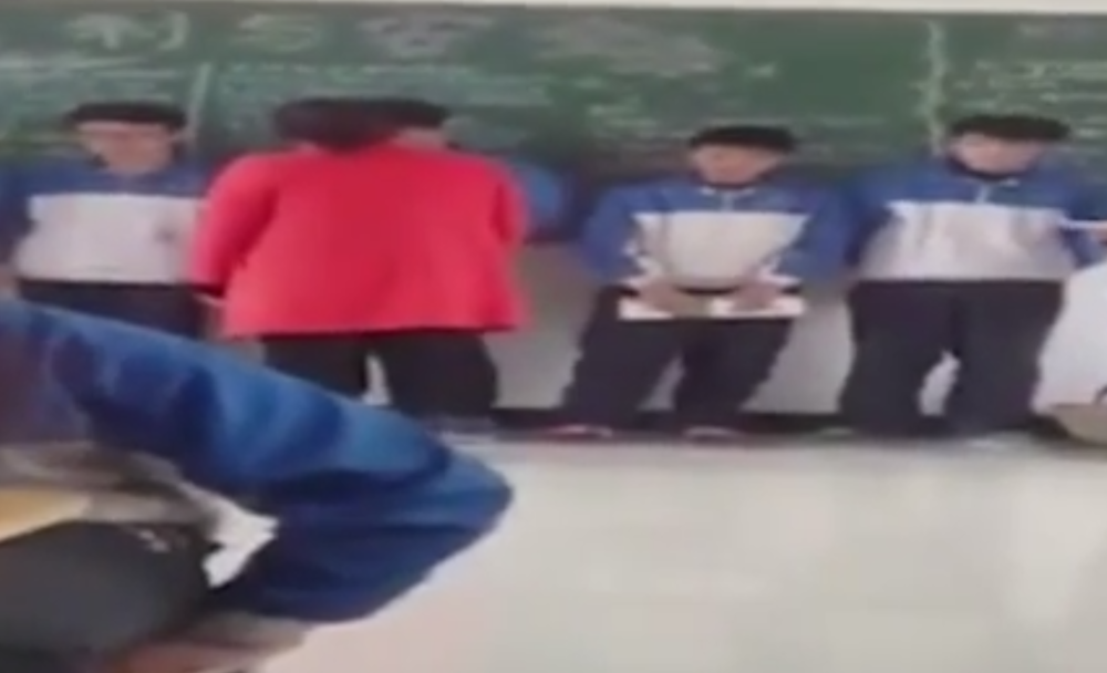 Učiteljica šamara đake zbog domaćeg! (VIDEO)