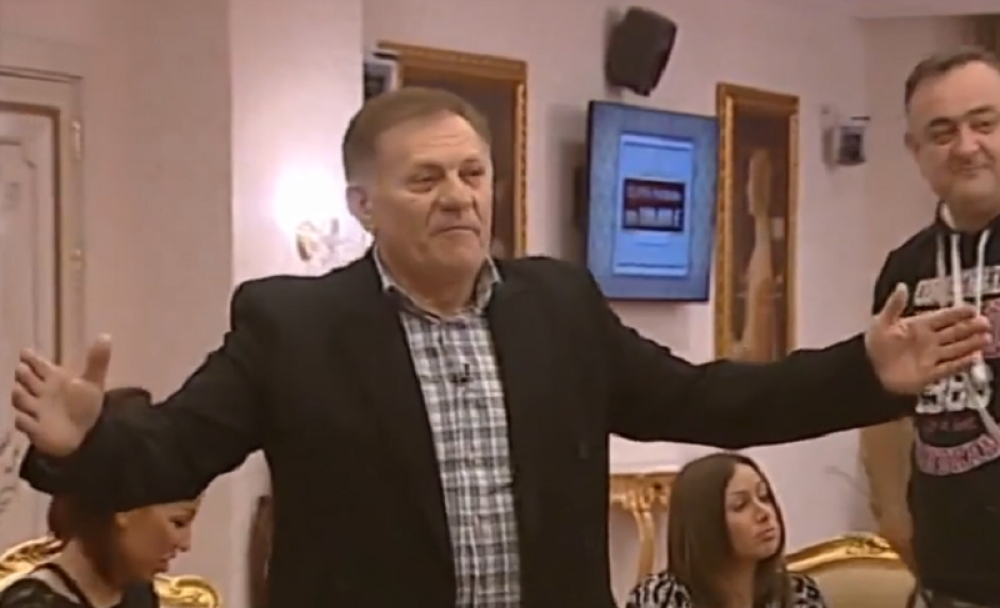 5 LUKS VILA, 3 PASOŠA, IZOBILJE Na estradi je 30 godina, a malo ko zna čime se zapravo bavio!