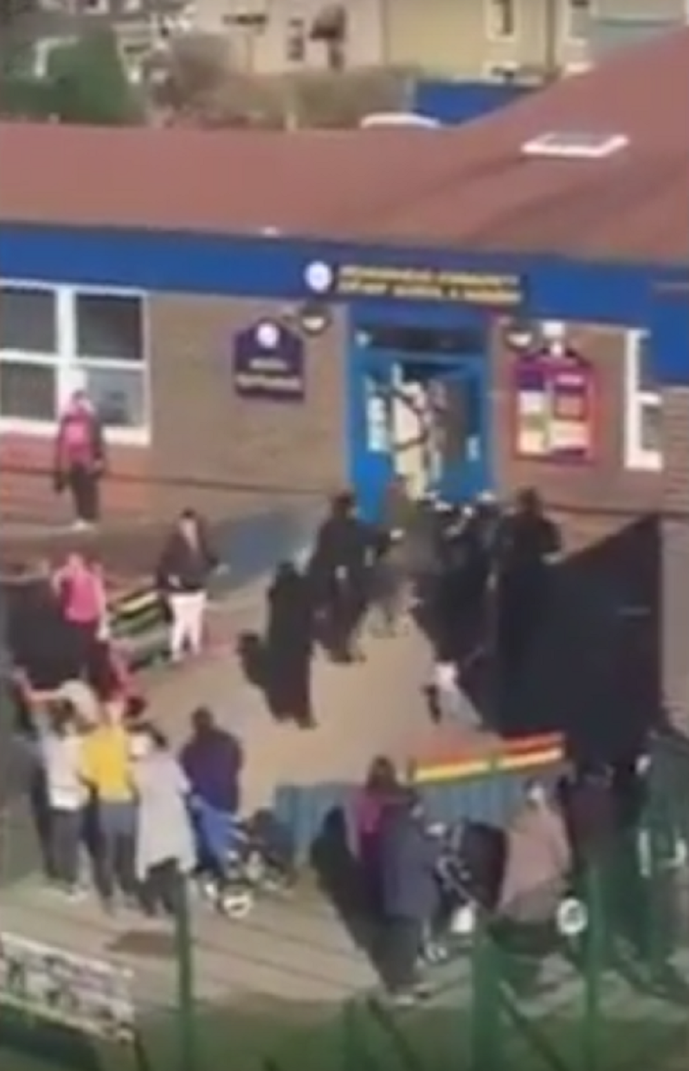 Pet mama se potuklo ispred vrtića! (VIDEO)