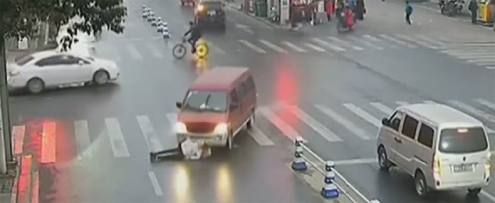 Podigli kombi da spasu pregaženu devojku (VIDEO)