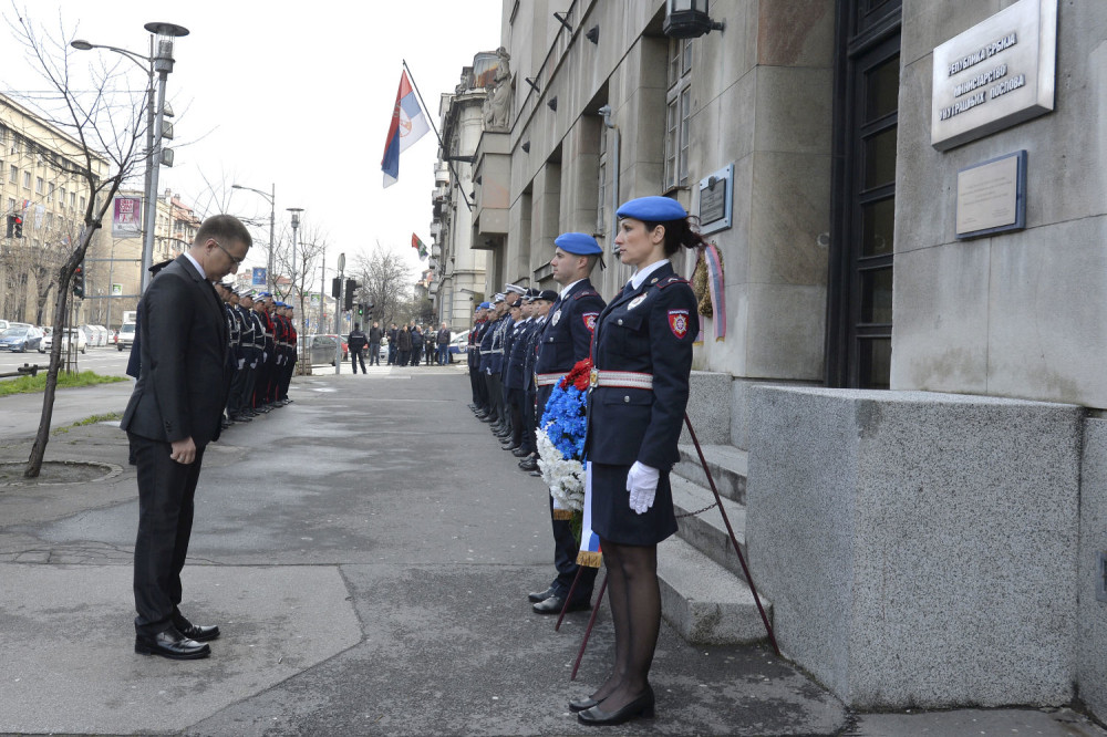 Pošta stradalim policajcima