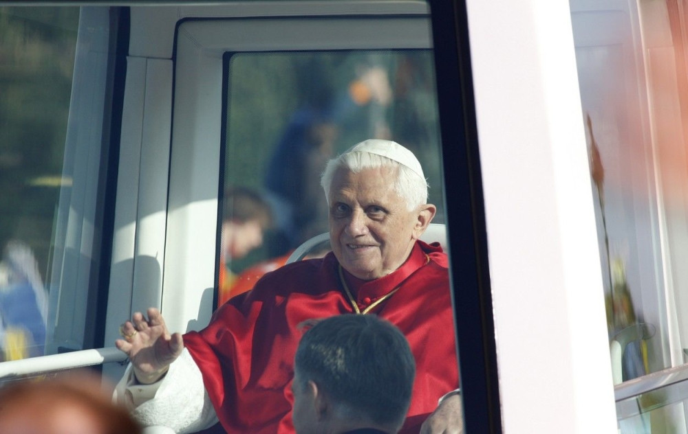 Papa Benedikt XVI se "gasi kao sveća"