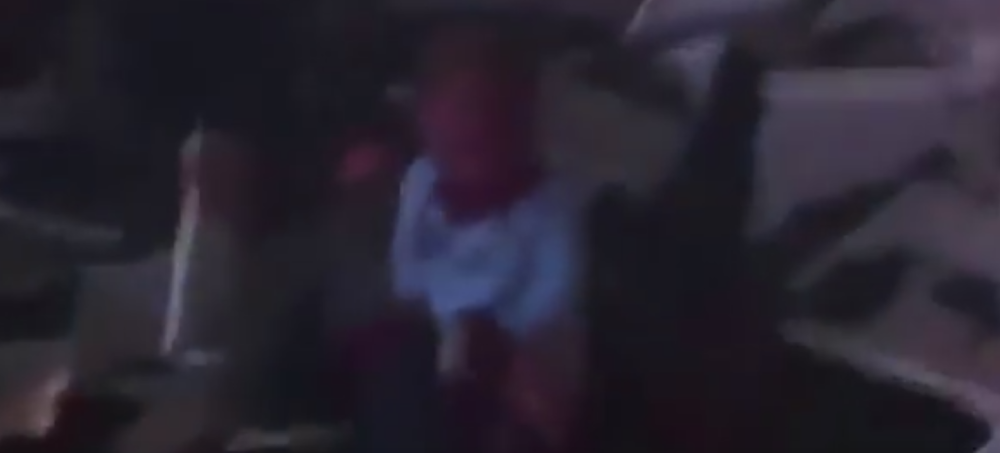 Devojčica u krvi plače nad mrtvom majkom! (UZNEMIRUJUĆI VIDEO)