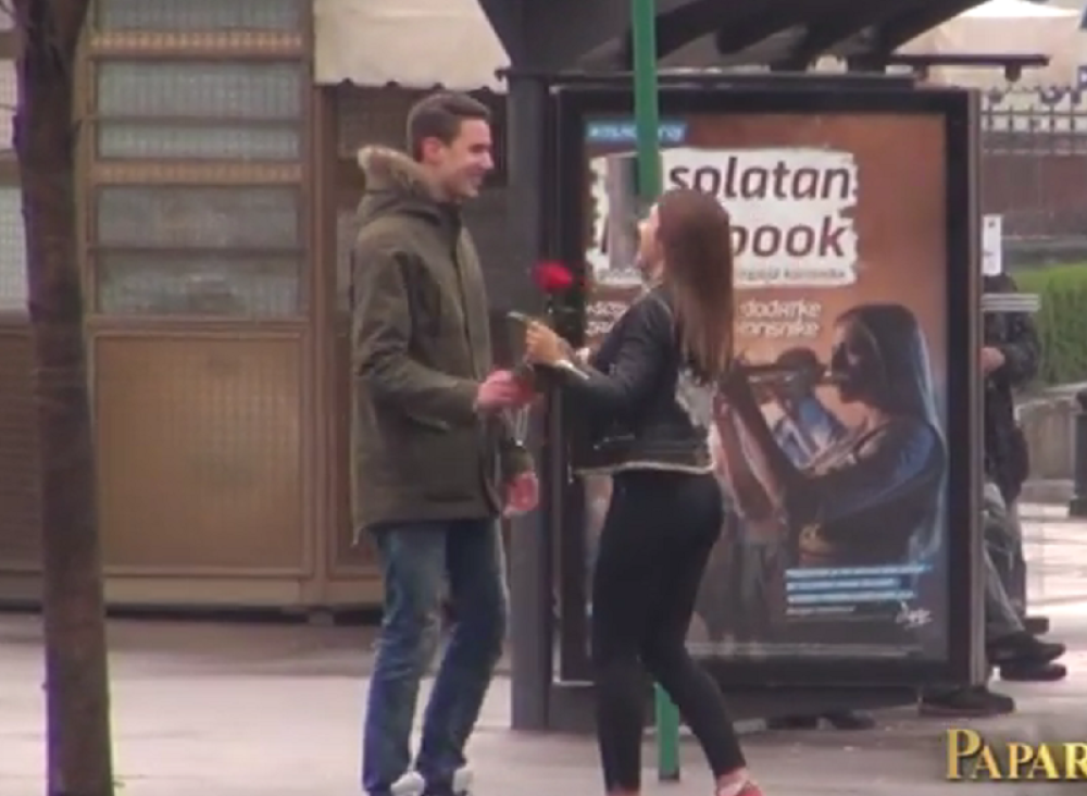 Sandra Afrika kupila maturantu odelo (VIDEO)