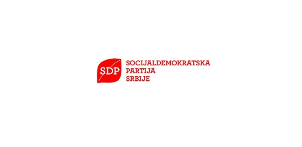 Na protestu radikala razbijeno staklo na ulazu u SDPS