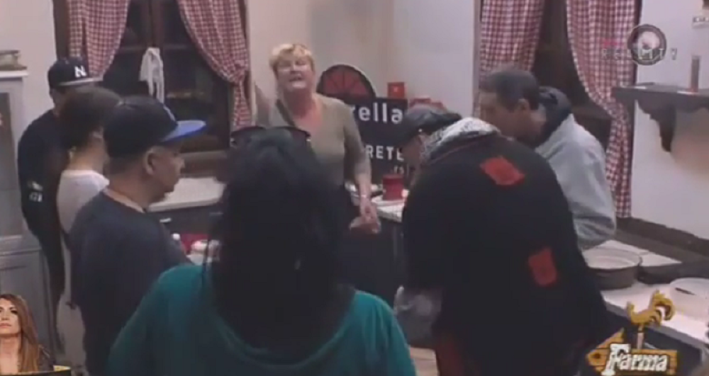 Keva bacila hranu (VIDEO)