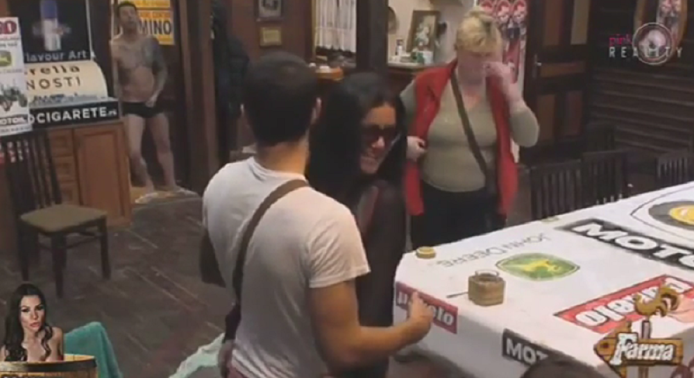 Dušica se pribila uz Nikolu da bi mu "proradio" (VIDEO)