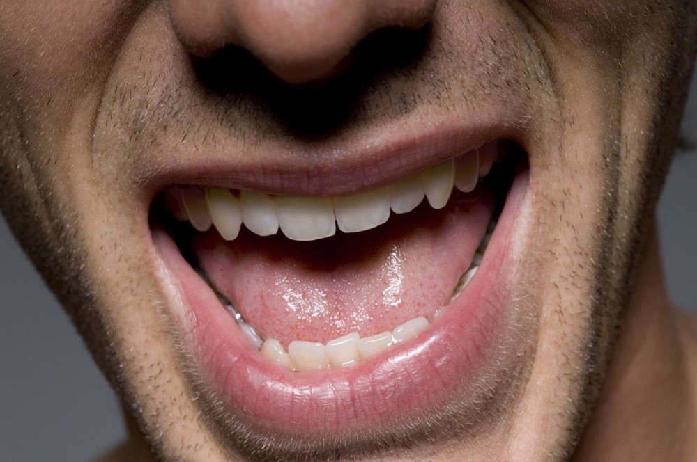 Ugrizao radnicu za ruku, pa joj oteo pare