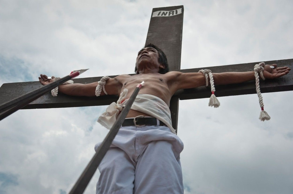 Vernici se razapinju na krst pa se bičuju!