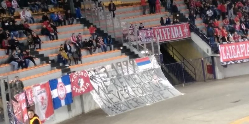Transparent navijača Olimpijakosa o bombardovanju Srbije (FOTO)