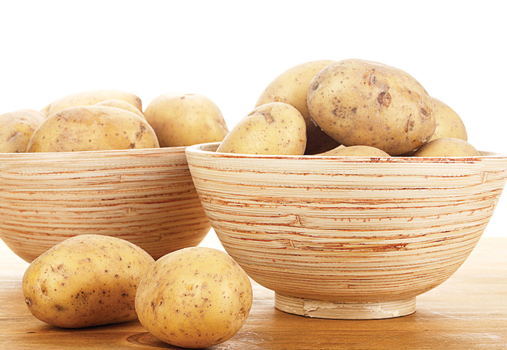 STAVILA JE KORU KROMPIRA NA KOSU: Kada vidite rezultat i vi ćete sigurno pokušati! (VIDEO)