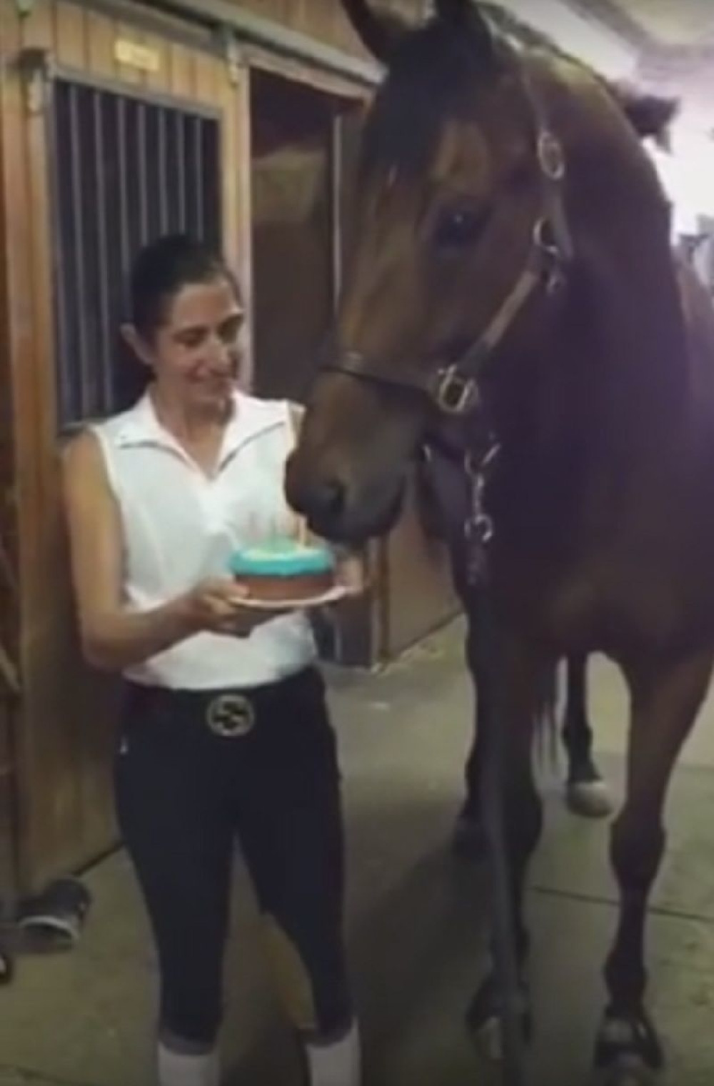 Ovako duvanje svećica još niste videli! (VIDEO)