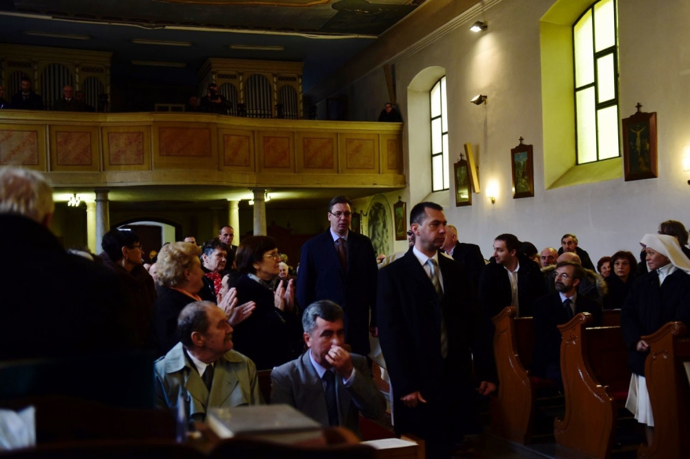 Vučić prisustvovao uskršnjoj misi (FOTO)