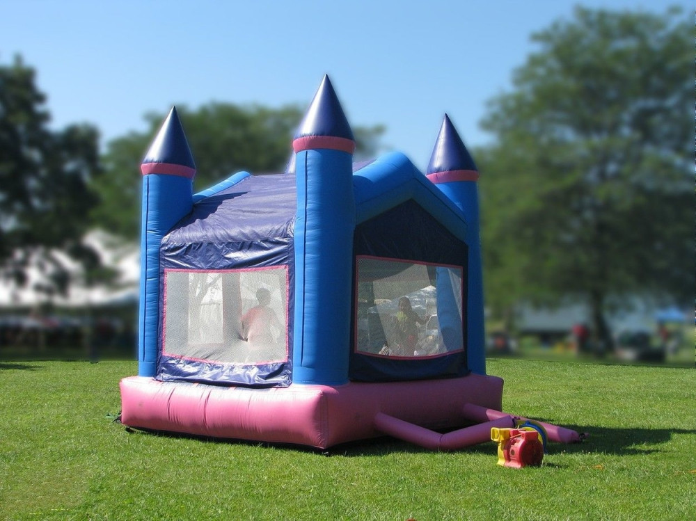 Devojčica (7) poginula kad je vetar oduvao zamak