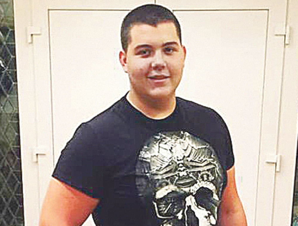 Brenin sin u zagrljaju transvestita (FOTO)