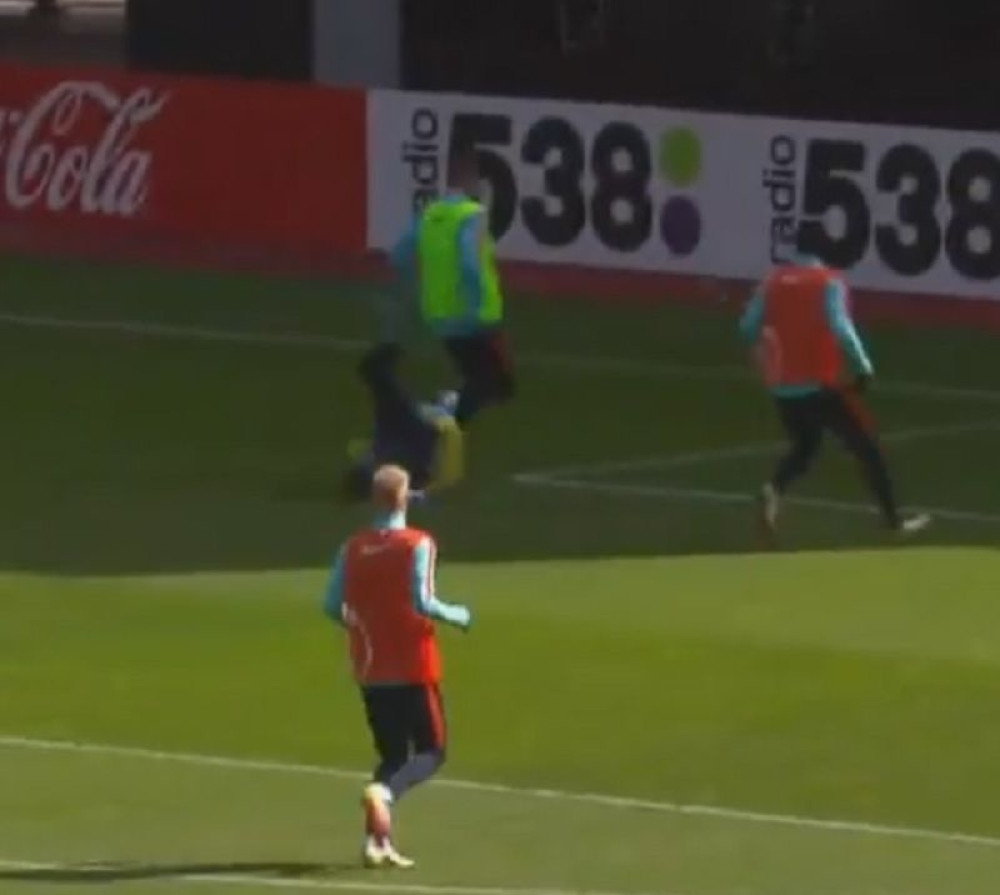 Huntelar saigraču slomio nos! (VIDEO)