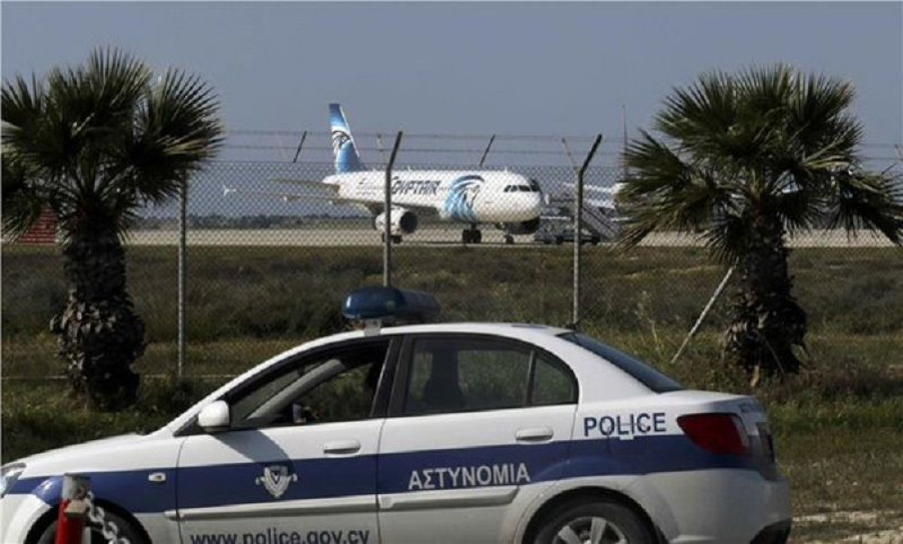 Uhapšen čovek koji je oteo avion! (FOTO+VIDEO)