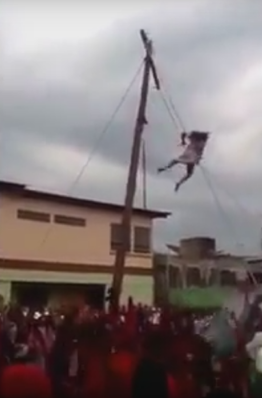 Isus pao sa krsta tokom raspeća! (VIDEO)