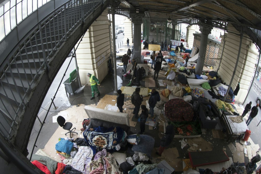 Policija evakuisala izbeglice iz divljeg kampa