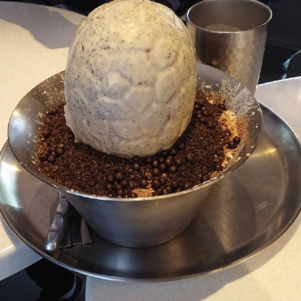 Jaje dinosaurusa preliveno čokoladom! (VIDEO)