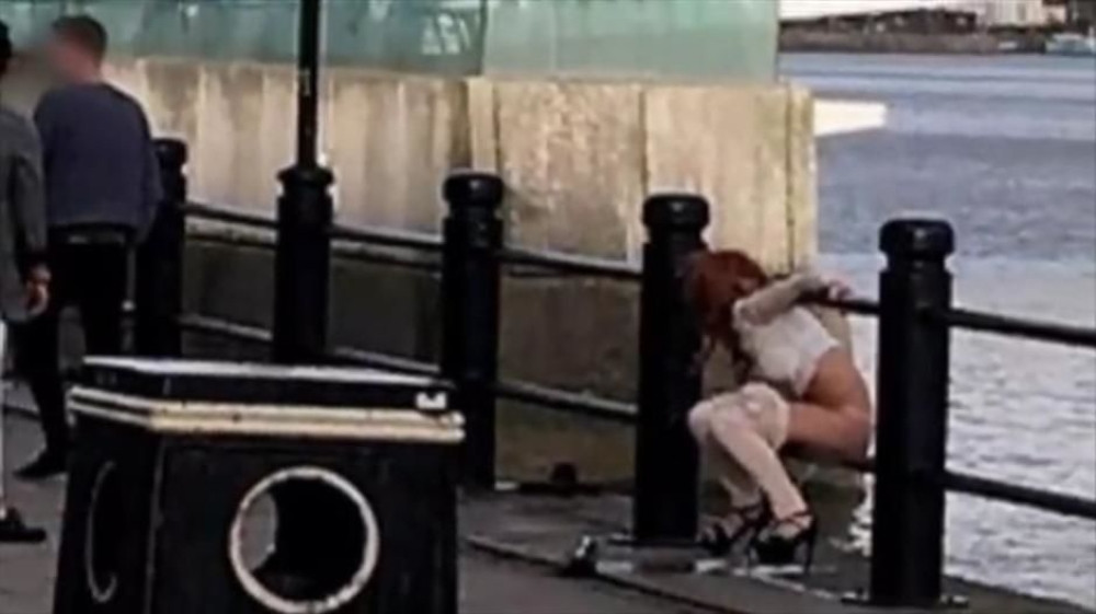 Skockana riba obavila nuždu pred prolaznicima (FOTO)