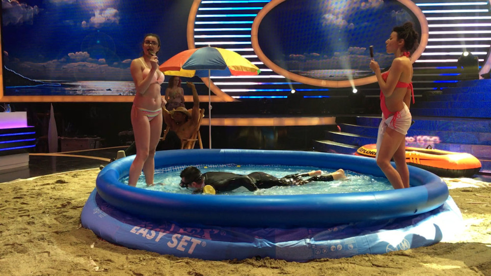 Neša Bridžis se kupa na sceni (VIDEO)