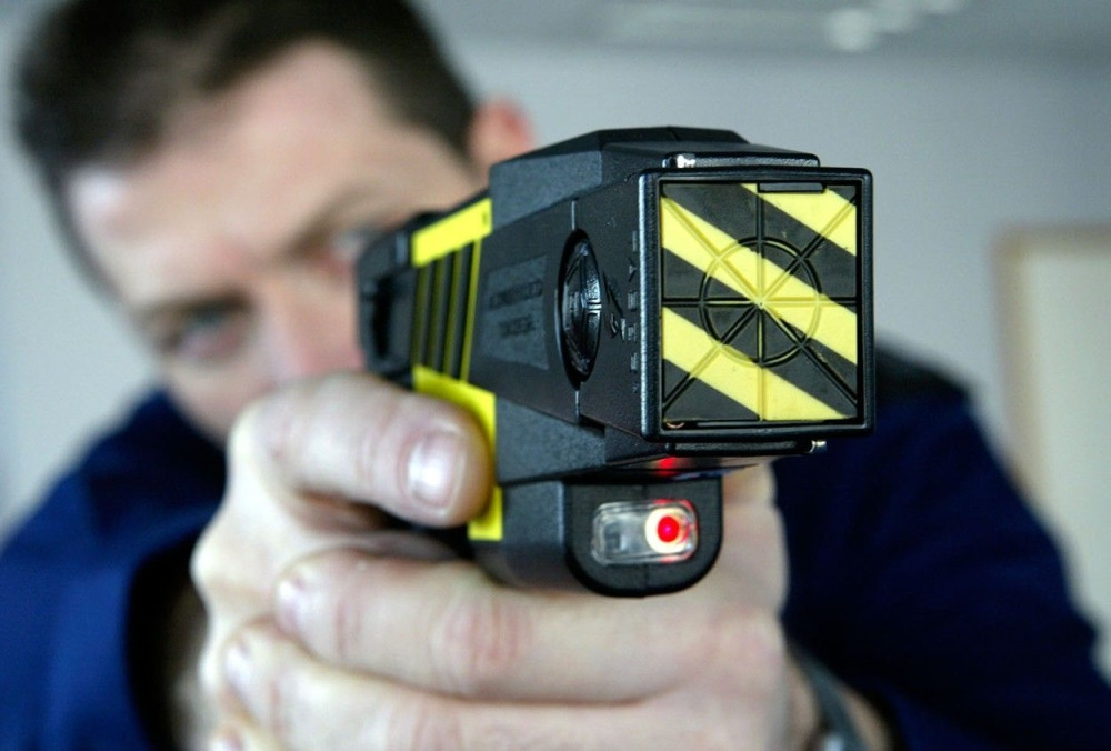 Policajac tejzerom spasio mačku (FOTO)