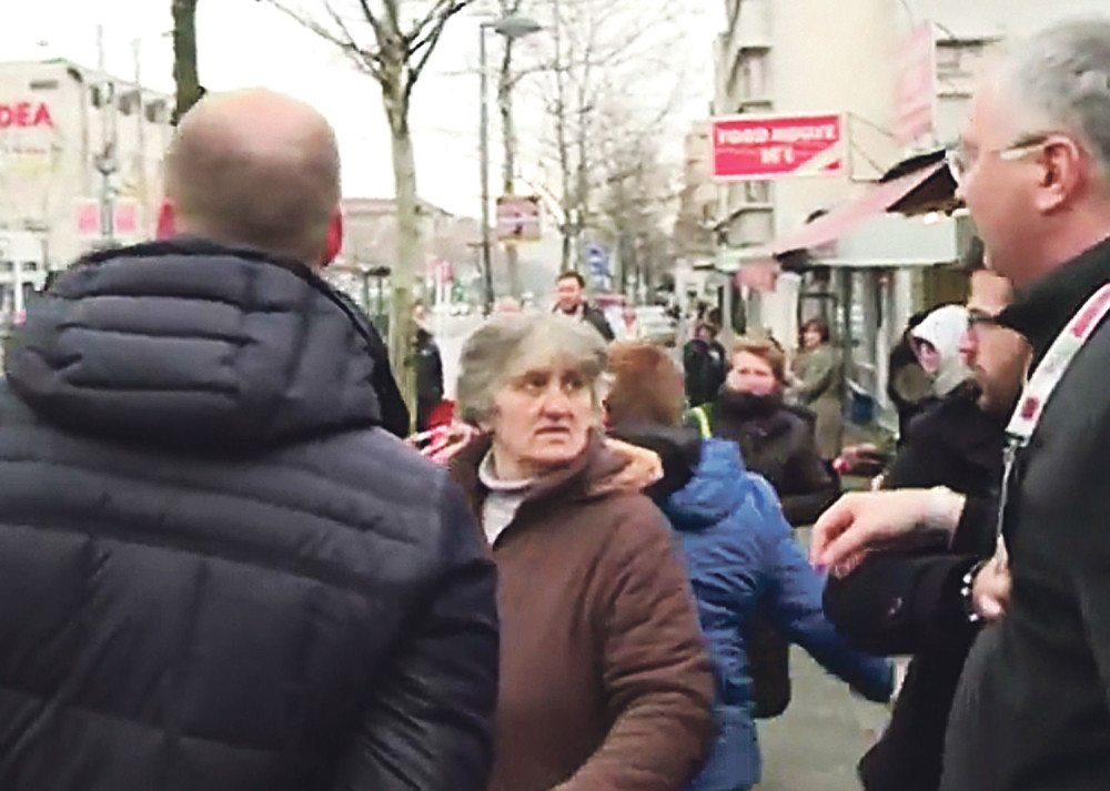 Aktivisti DS napali uličnu prodavačicu?!