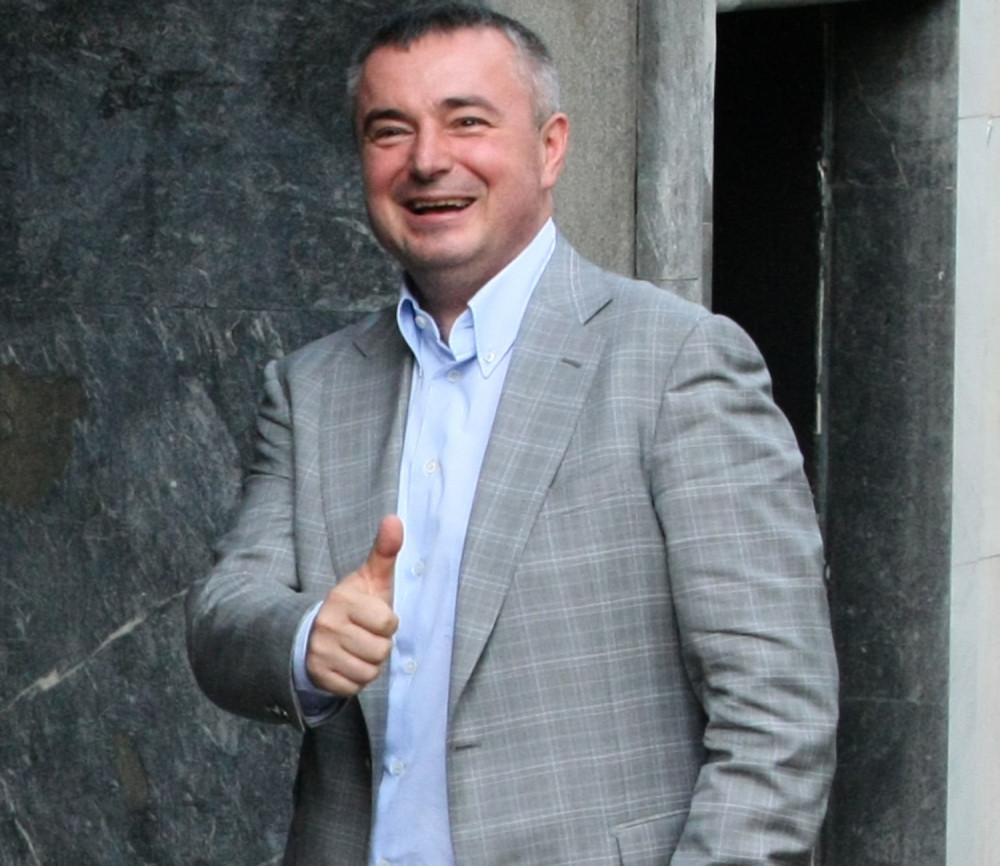 Dule juriša na dve fotelje!